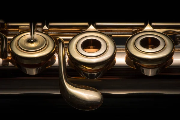 Podrobnosti o zlatou flétnu černé pozadí — Stock fotografie