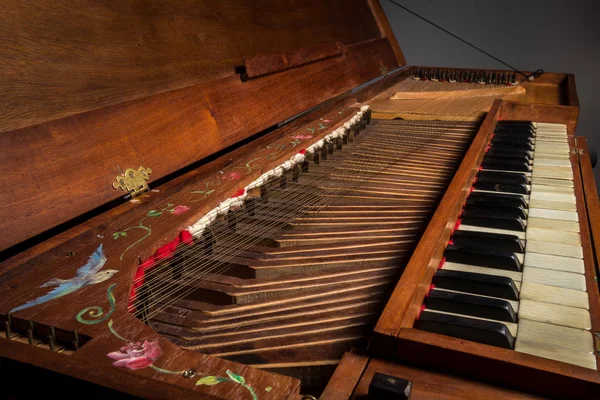 Podrobnosti o staré barokní klavichordu řetězce klávesnice — Stock fotografie