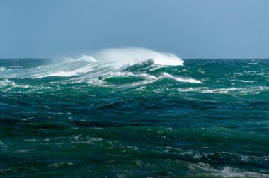 Fırtınalı bir günde yaz aylarında büyük dalgalar