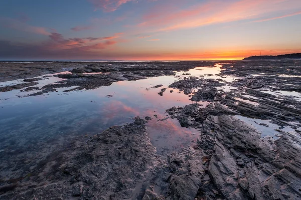 Puesta de sol en Barneville-Carteret Normandía Francia en verano — Foto de Stock