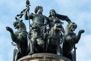 Quadriga heykel üstünde tepe-in Opera Dresden
