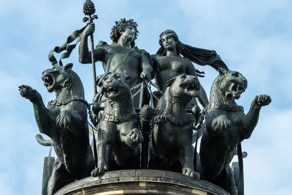 Quadriga heykel üstünde tepe-in Opera Dresden — Stok fotoğraf