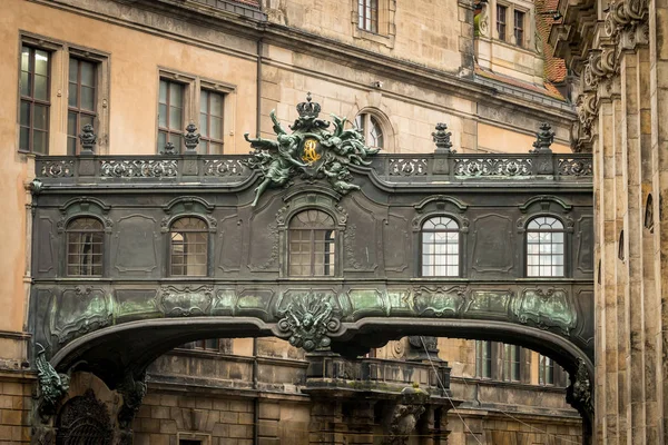 Vecchio ponte tra castello e cattedrale di Dresda — Foto Stock