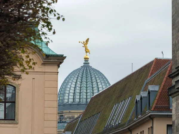 Cupola con figura dorata di Kunstakademiein Dresda — Foto Stock