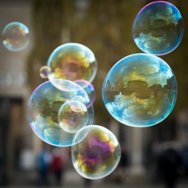Sabun köpüğü Frauenkirche bir ağaçların yansıması önünde