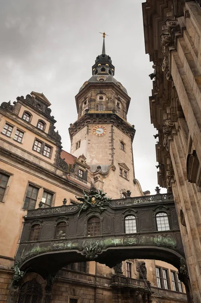 Vecchio ponte tra castello e cattedrale di Dresda — Foto Stock