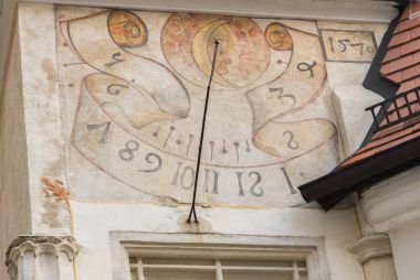 Klosterneuburg içinde eski resim ile bir güneş saati