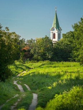 Çim ve ağaçların Jedlesee kilise için yol