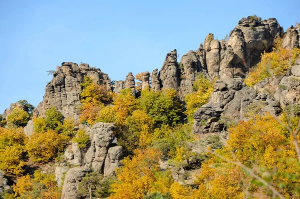 Интересное образование горной породы и красочные деревья осенью — стоковое фото