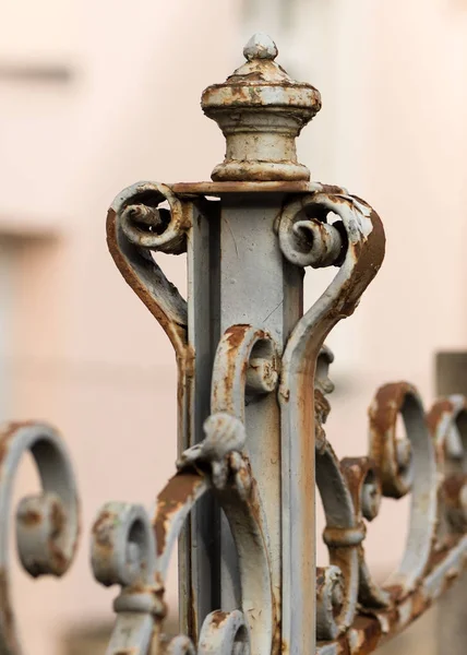 Bir eski paslı demir kapısı ayrıntılarını — Stok fotoğraf