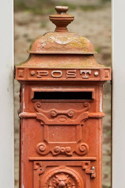 Een oude rode vintage postvak op een bewolkte dag — Stockfoto