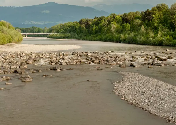 Río Bregenzer Ache con montañas en el fondo en verano — Foto de Stock