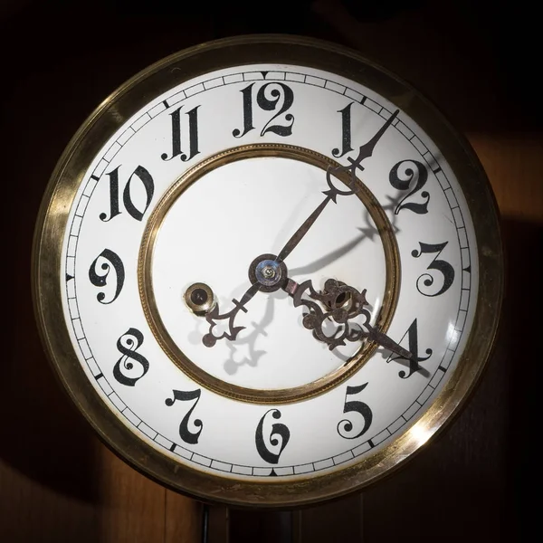 Dial de un viejo reloj de péndulo con hermosas figuras — Foto de Stock