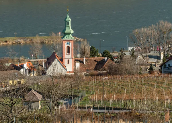 Iglesia en Kahlenbergerdorf Viena Austria en invierno — Foto de Stock