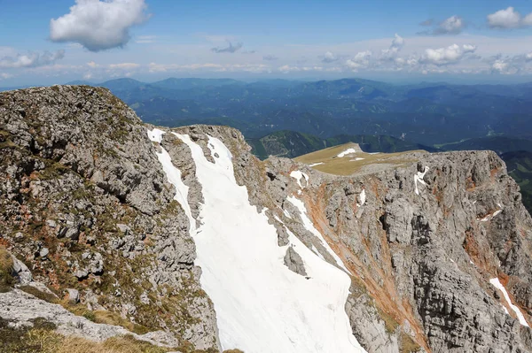 Schneeberg Österreich an einem leicht bewölkten Tag — Stockfoto