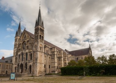 Basilique Saint-Remi Reims Fransa bulutlu bir günde