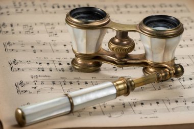 Müzik notaları yalan eski antika opera gözlük