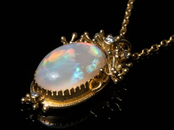 Ciondolo di una collana in oro, pietra preziosa opale — Foto Stock