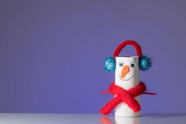 Tuvalet kağıdı rulo yapılmış bir çocuğun el sanatları penguen