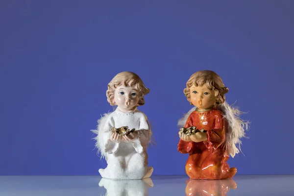 Penutup dari dua malaikat yang terbuat dari porselen — Stok Foto
