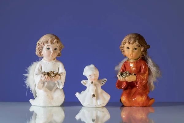 Penutup dari tiga malaikat yang terbuat dari porselen — Stok Foto