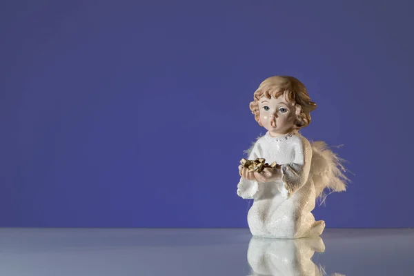 Penutup dari malaikat yang terbuat dari porselen — Stok Foto