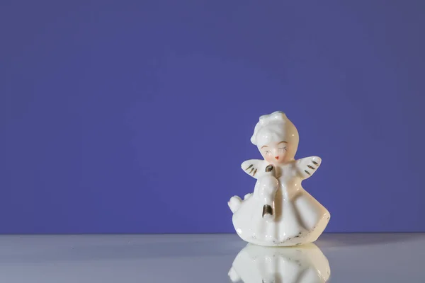 Primer plano de un ángel hecho de porcelana — Foto de Stock