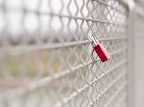 Bir köprü kırmızı aşk asma kilit kilitli — Stok fotoğraf