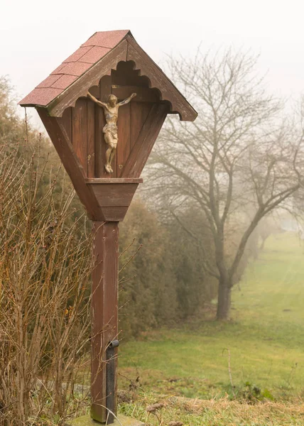 Kruisbeeld gemaakt van hout in de winter op een mistige dag — Stockfoto