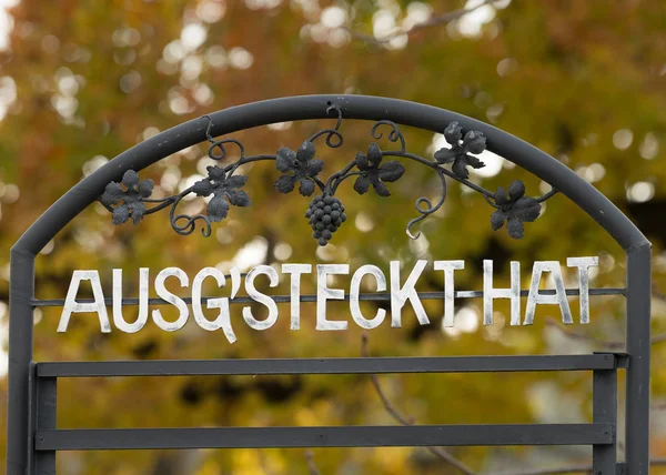 Cabecera de un cartel de Ausgsteckt en Klosterneuburg en otoño —  Fotos de Stock