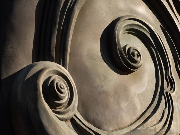 Espirales abstractas en la parte posterior de un monumento de bronce —  Fotos de Stock