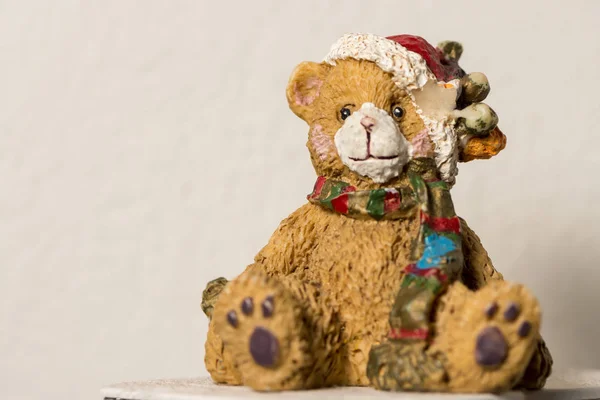 Een keramische teddybeer figuur bij Kerstmis — Stockfoto