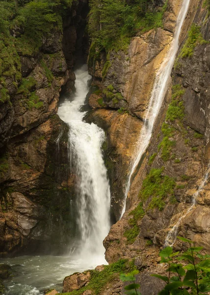 Una cascada del Lauterbach cerca del Hallstaettersee en Austria — Foto de Stock