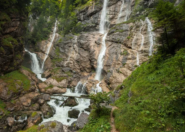 オーストリアの Hallstaettersee 近くラウターバッハの滝 — ストック写真