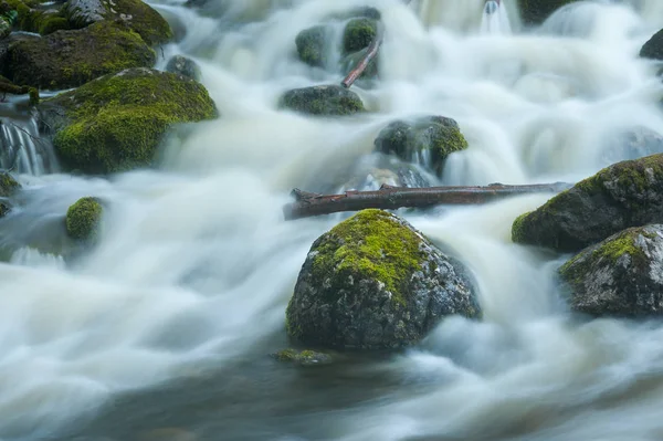 Massas de água de um rio subterrâneo saindo da terra — Fotografia de Stock