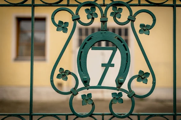 Casa numero sette su un cancello di ferro verde — Foto Stock