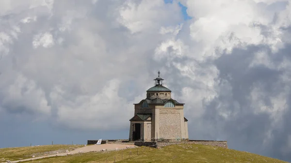 Elisabethkirchlein Schneeberg Αυστρία σε μια μερικώς συννεφιασμένη μέρα — Φωτογραφία Αρχείου