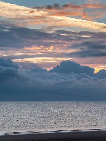 Napkelte, alacsony felhők Omaha Beach-Normandiában Franciaország — Stock Fotó