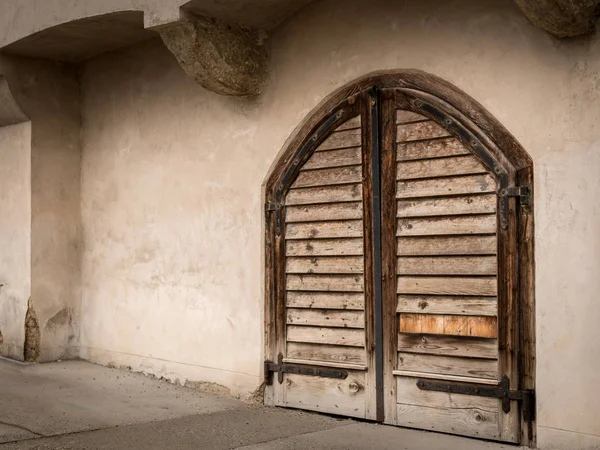 Παλιά ξύλινη πόρτα από ένα παλιό κελάρι κρασιού — Φωτογραφία Αρχείου