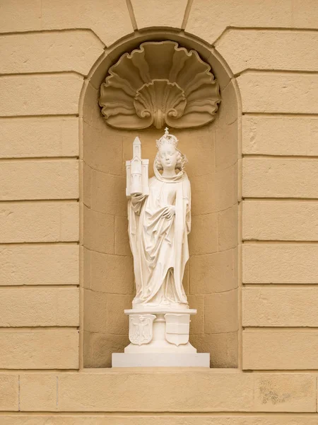Statua di Agnese vicino all'ingresso del monastero Klosterneuburg — Foto Stock