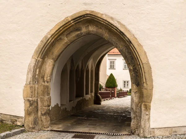 Gammel gotisk inngang til kloster i Klosterneuburg – stockfoto