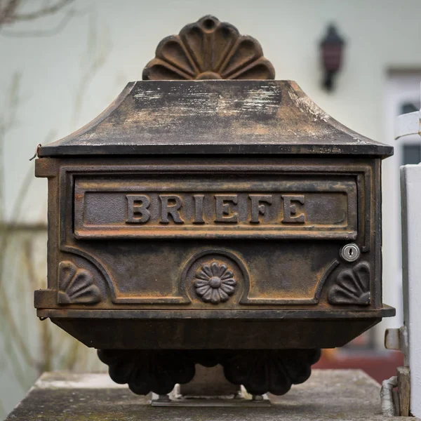 Velho vintage caixa de correio enferrujado feito de ferro — Fotografia de Stock