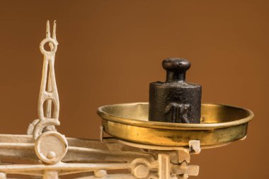 Eski vintage mutfak terazisi, pirinç ağırlıkları ile beyaz