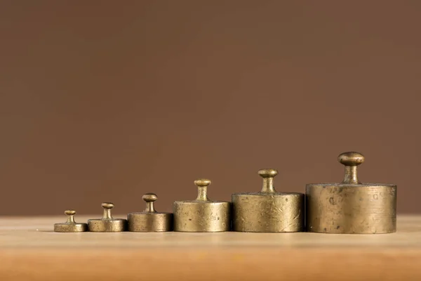 Vieux poids en laiton pour une balance de cuisine — Photo