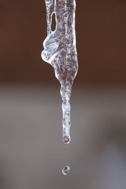Icicle'ı havada düşen su damlası ile