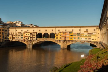Güneşli bir sonbaharda Floransa'daki Ponte Vecchio köprü