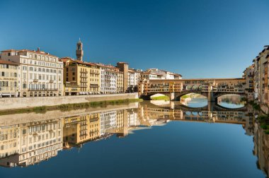 Güneşli bir sonbaharda Floransa'daki Ponte Vecchio köprü