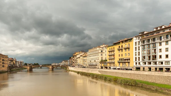 Novella ve Florencii na zamračený den na podzim — Stock fotografie