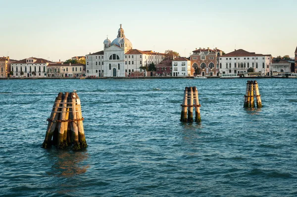 Ver a través del agua a Giudecca en Venecia — Foto de Stock