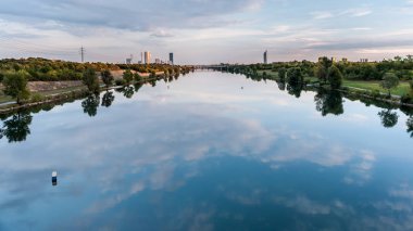 Nehir Neue Donau sakin bir günde Viyana Avusturya
